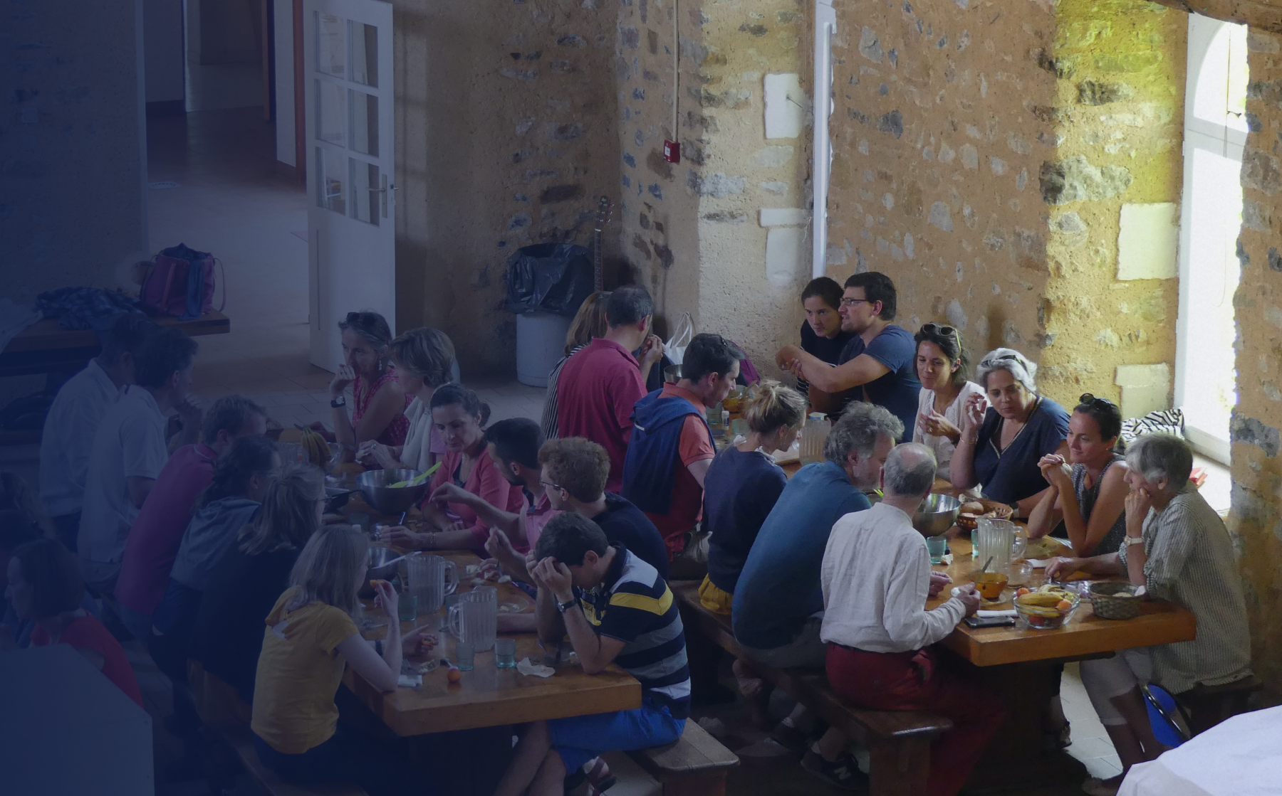 Participants au cours d'un repas pendant une session Amour et Sexualité